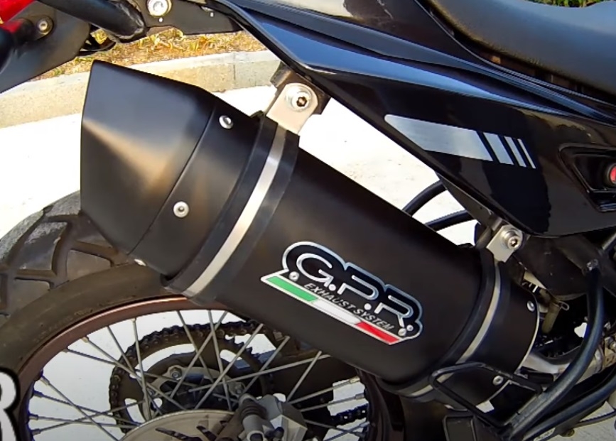 Pot echappement compatible avec Derbi Senda 125 R-SM -SENDA Baja 2004-2012, Furore Nero, Échappement légal, homologué,silencieux avec catalyseur, db killer amovible et tuyau de liaison spécifique 