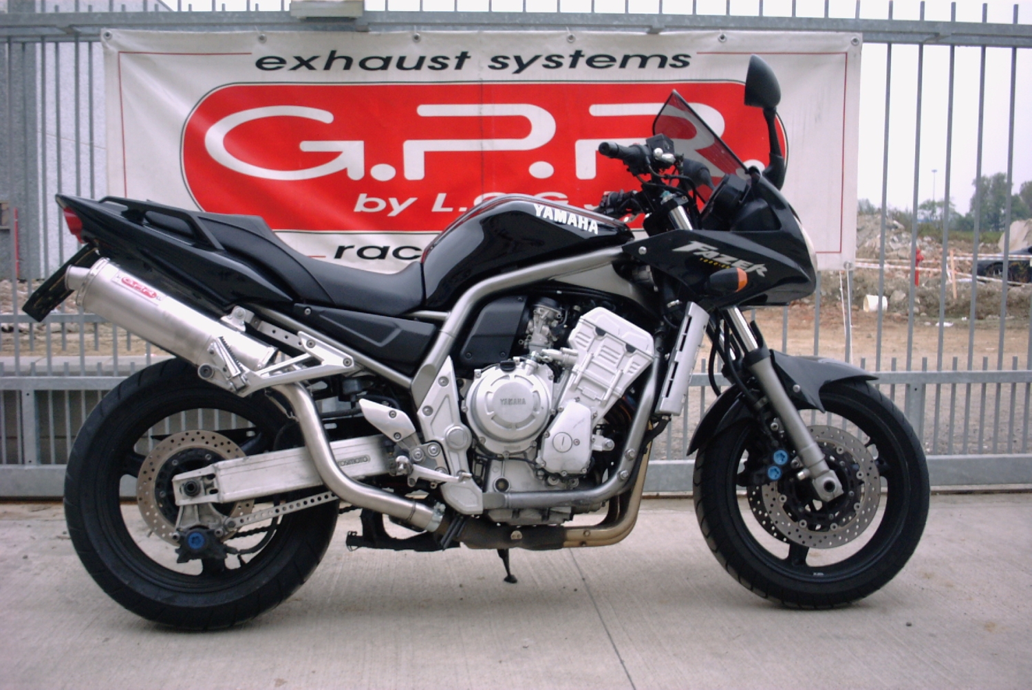 Pot echappement compatible avec Yamaha Fzs 1000 Fazer 2001-2005, Trioval, Échappement légal, homologué,silencieux avec db killer amovible et tuyau de liaison spécifique 