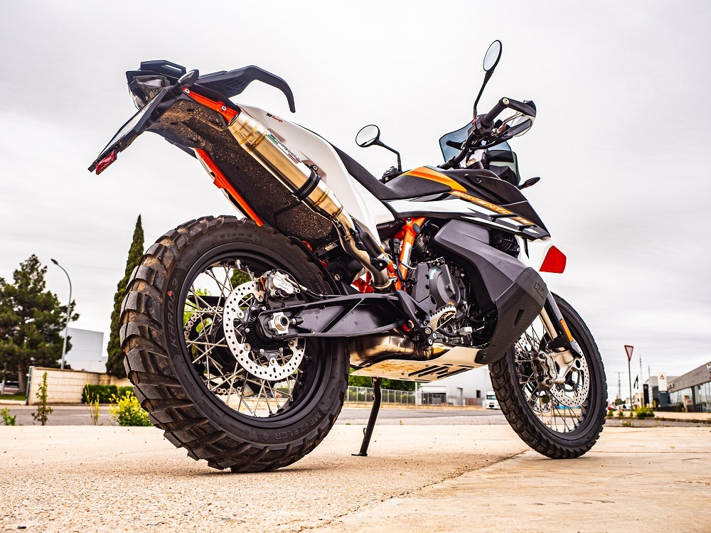 Pot echappement compatible avec Ktm Adventure 890 2021-2024, Deeptone Inox, Échappement légal, homologué,silencieux avec db killer amovible et tuyau de liaison spécifique 