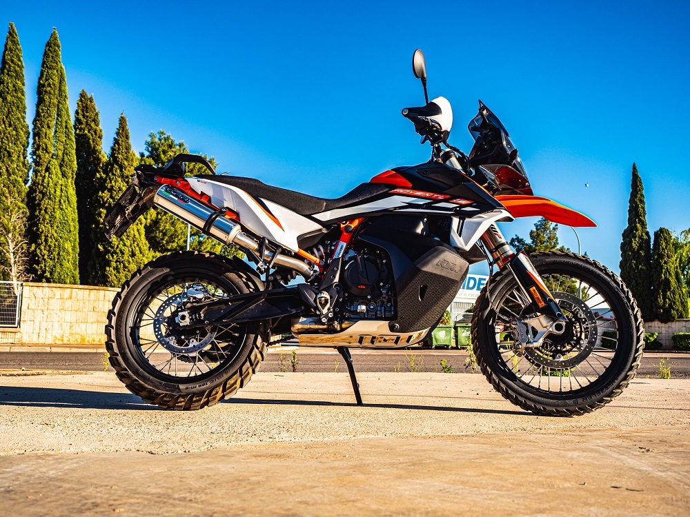 Pot echappement compatible avec Husqvarna Norden 901 2022-2024, M3 Inox , Pot échappement racing, avec les tuyaux de liaison, article sans homologation 