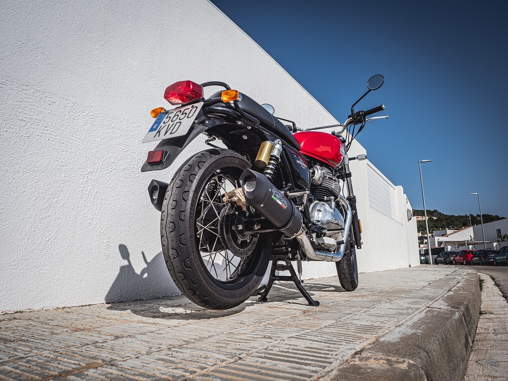 Pot echappement compatible avec Royal Enfield Interceptor 650 2019-2020, Furore Evo4 Nero, Paire de pot d'échappement homologuées, livrées avec db killer amovible, catalyseurs et raccords spécifiques 