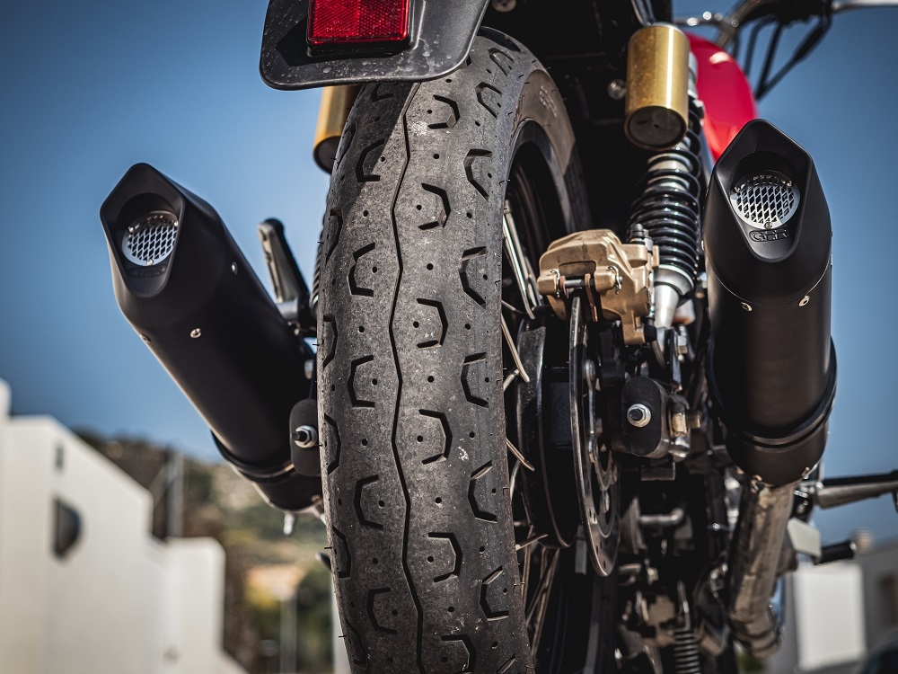 Pot echappement compatible avec Royal Enfield Interceptor 650 2019-2020, Furore Evo4 Nero, Paire de pot d'échappement homologuées, livrées avec db killer amovible, catalyseurs et raccords spécifiques 