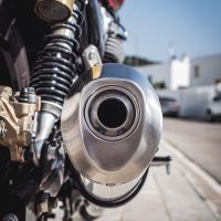 Pot echappement compatible avec Royal Enfield Continental 650 2021-2024, Satinox, Paire de pot d'échappement homologuées, livrées avec db killer amovible, catalyseurs et raccords spécifiques 