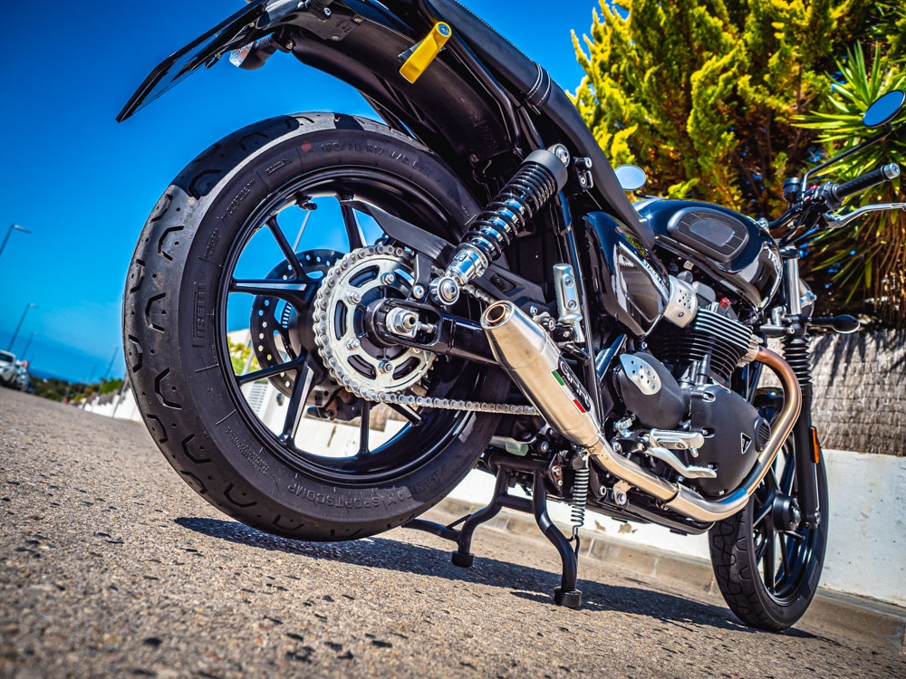 Pot echappement compatible avec Triumph Street Twin 900 2020-2021, Deeptone Inox, Paire de pot d'échappement homologuées, livrées avec db killer amovible et raccords spécifiques 