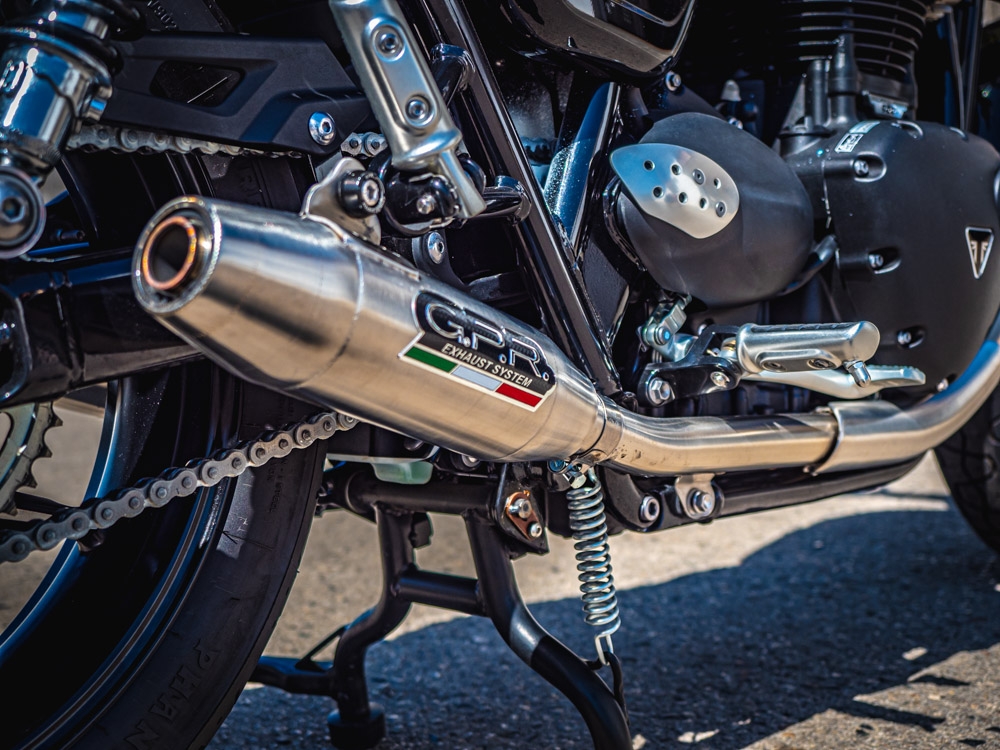 Pot echappement compatible avec Triumph Street Twin 900 2020-2021, Deeptone Inox, Paire de pot d'échappement homologuées, livrées avec db killer amovible et raccords spécifiques 