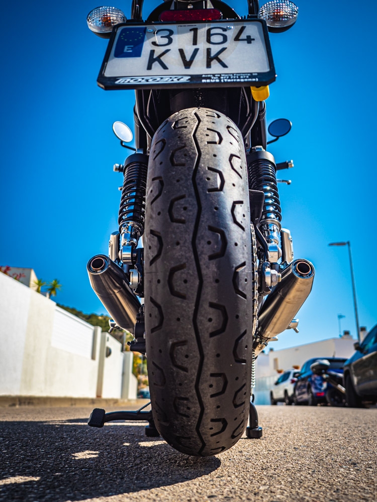 Pot echappement compatible avec Triumph Street Twin 900 2020-2021, Deeptone Inox, Paire de pot d'échappement homologuées, livrées avec db killer amovible et raccords spécifiques 