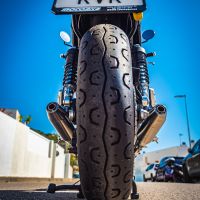 Pot echappement compatible avec Triumph Street Twin 900 2020-2021, Deeptone Inox, Paire de pot d'échappement homologuées, livrées avec db killer amovible et raccords spécifiques 