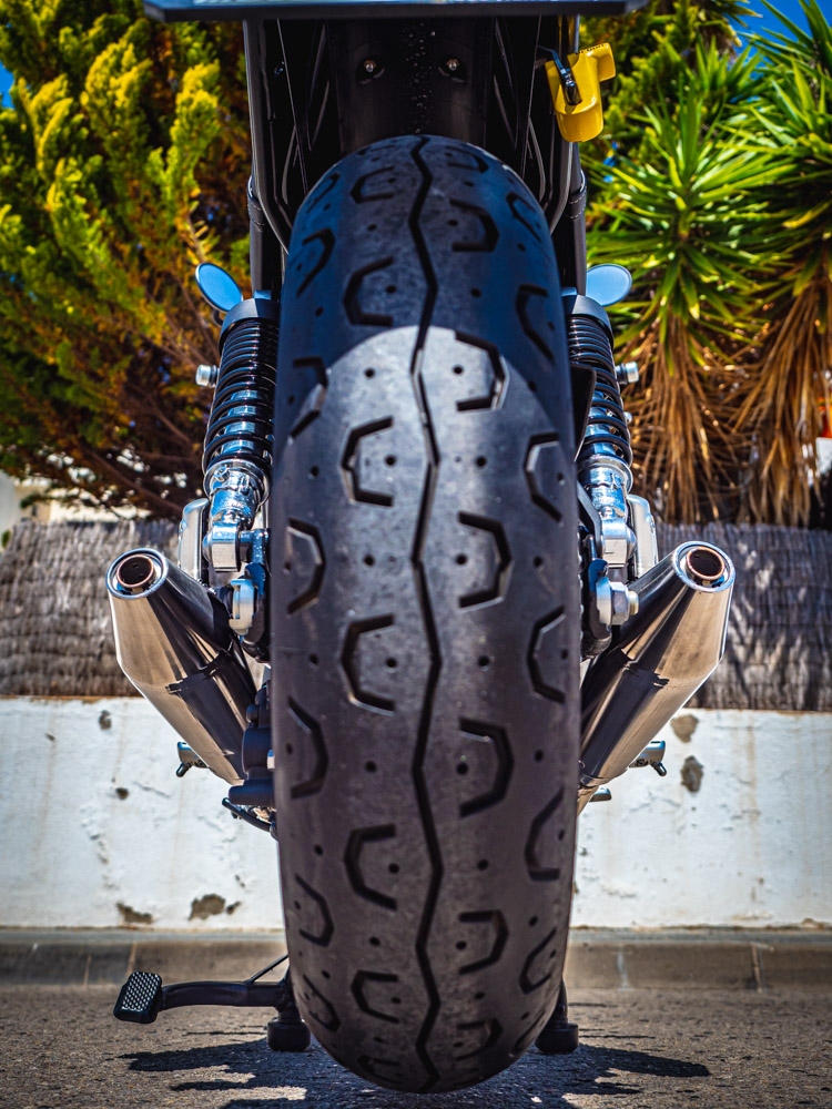 Pot echappement compatible avec Triumph Street Twin 900 2020-2021, Vintacone, Paire de pot d'échappement homologuées, livrées avec db killer amovible et raccords spécifiques 