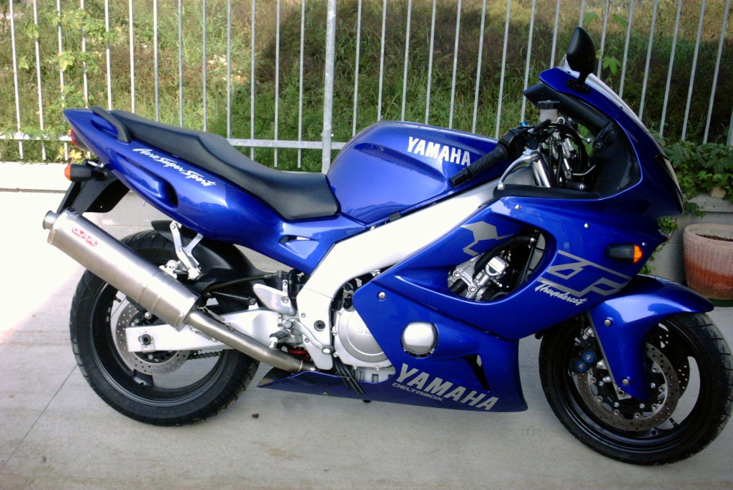 Pot echappement compatible avec Yamaha Yzf 600 R Thundercat 1996-2003, Trioval, Échappement légal, homologué,silencieux avec db killer amovible et tuyau de liaison spécifique 