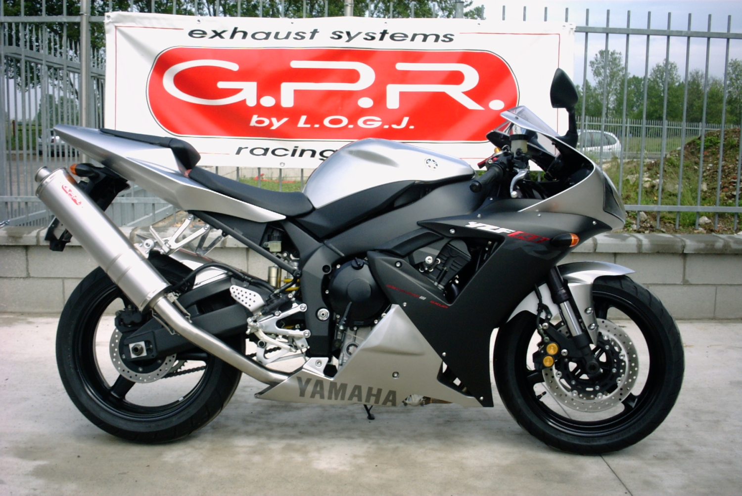 Pot echappement compatible avec Yamaha Yzf 1000 R1 2002-2003, Trioval, Échappement légal, homologué,silencieux avec db killer amovible et tuyau de liaison spécifique 