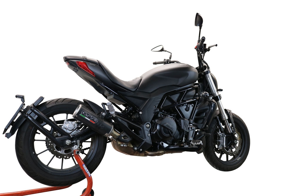 Pot echappement compatible avec Benelli 502 C 2019-2020, M3 Black Titanium, Échappement légal, homologué,silencieux avec db killer amovible et tuyau de liaison spécifique 