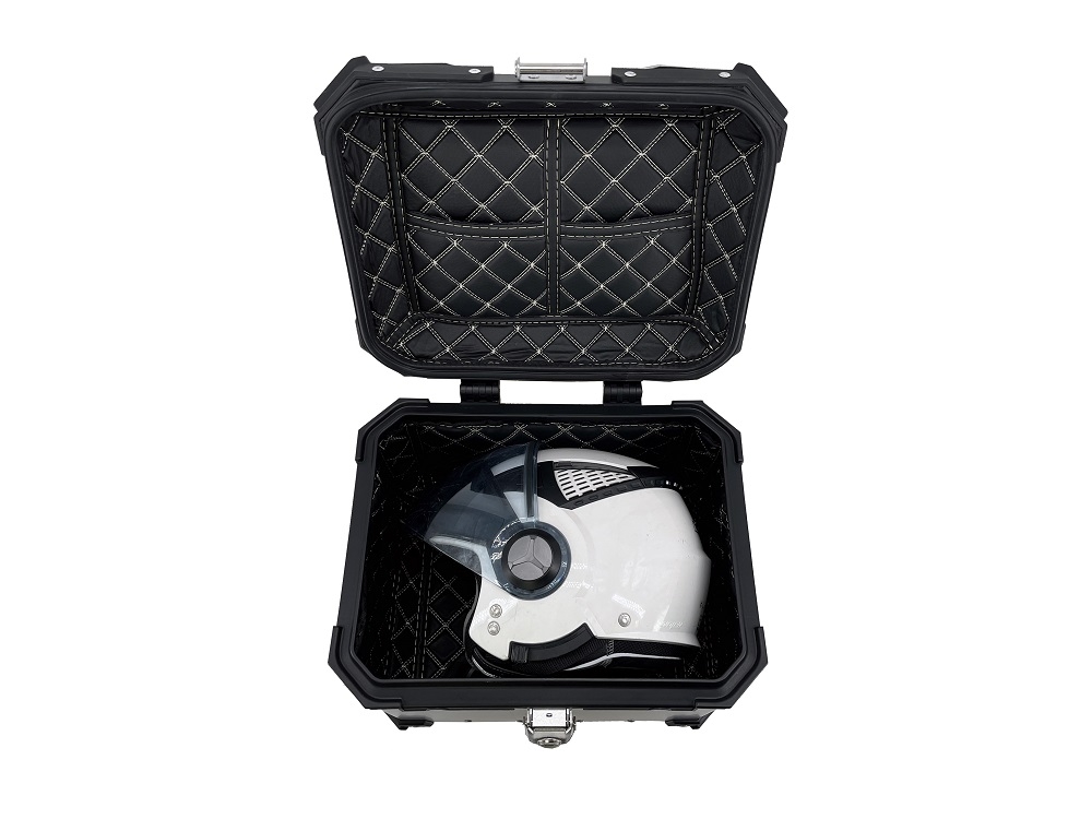 GPR TECH TOP CASE ALPI-TECH 26 LT. ARGENT Top case en aluminium, avec Dossier souple, couleur argent avec plaque universelle incluse Capacité Litres 26