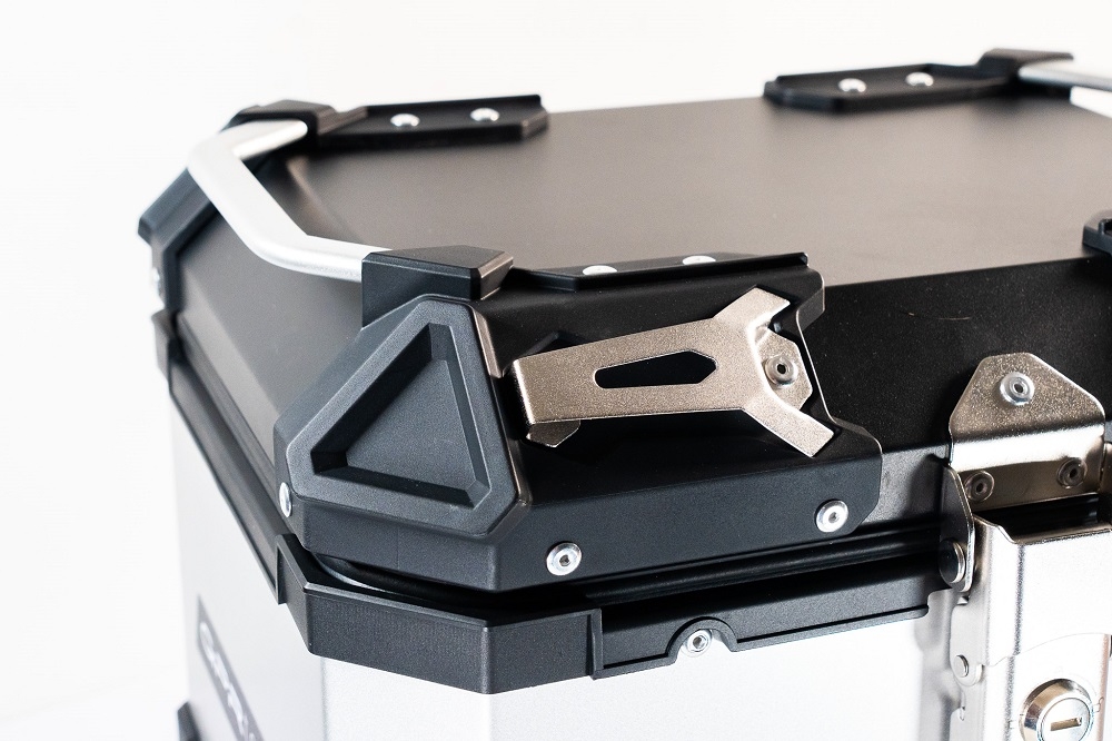 GPR TECH TOP CASE ALPI-TECH 55 LT. ARGENT Top case en aluminium, avec Dossier souple, couleur argent avec plaque universelle incluse Capacité Litres 55
