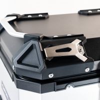 GPR TECH TOP CASE ALPI-TECH 55 LT. ARGENT Top case en aluminium, avec Dossier souple, couleur argent avec plaque universelle incluse Capacité Litres 55