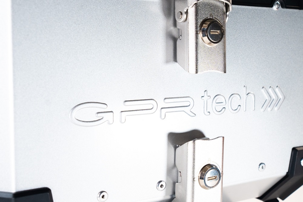 GPR TECH TOP CASE ALPI-TECH 55 LT. ARGENT Top case en aluminium, avec Dossier souple, couleur argent avec plaque universelle incluse Capacité Litres 55