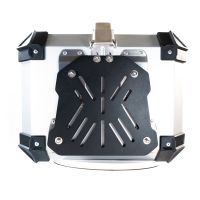 GPR TECH TOP CASE ALPI-TECH 55 LT. ARGENT Top case en aluminium, avec Dossier souple, couleur argent avec plaque universelle incluse Capacité Litres 55