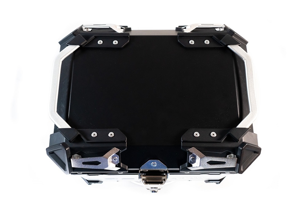GPR TECH TOP CASE ALPI-TECH 55 LT. ARGENT Top case en aluminium, avec Dossier souple, couleur argent avec plaque universelle incluse Capacité Litres 55