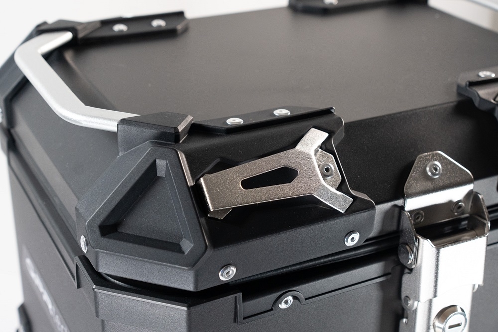 GPR TECH TOP CASE ALPI-TECH 55 LT NOIR Top case en aluminium, avec Dossier souple, couleur noire avec plaque universelle incluse Capacité Litres 55