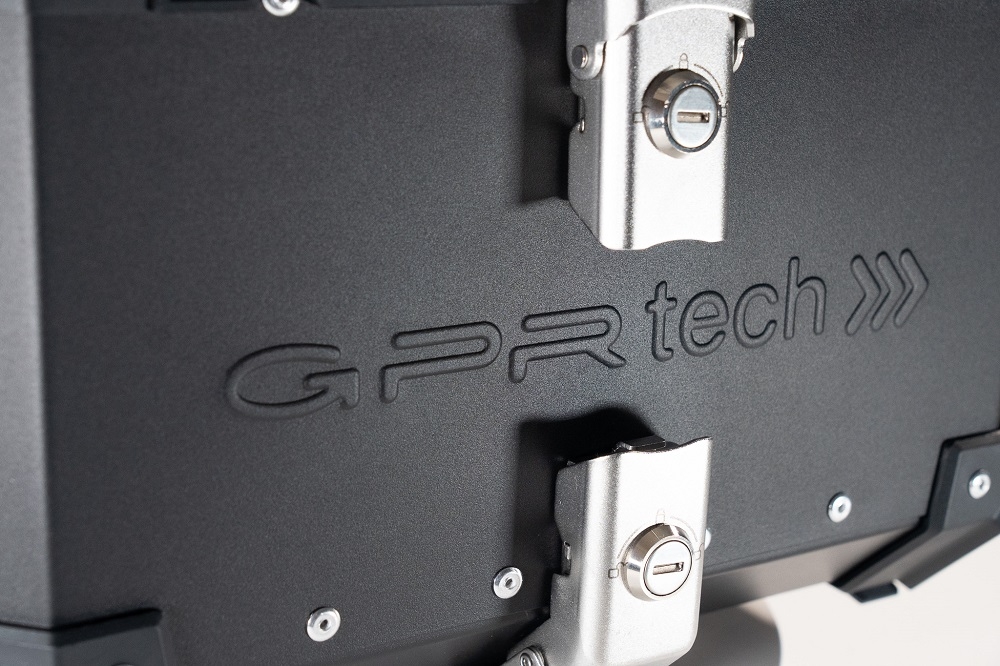 GPR TECH TOP CASE ALPI-TECH 55 LT NOIR Top case en aluminium, avec Dossier souple, couleur noire avec plaque universelle incluse Capacité Litres 55
