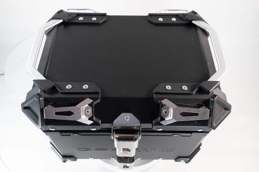 GPR TECH TOP CASE ALPI-TECH 55 LT NOIR Top case en aluminium, avec Dossier souple, couleur noire avec plaque universelle incluse Capacité Litres 55