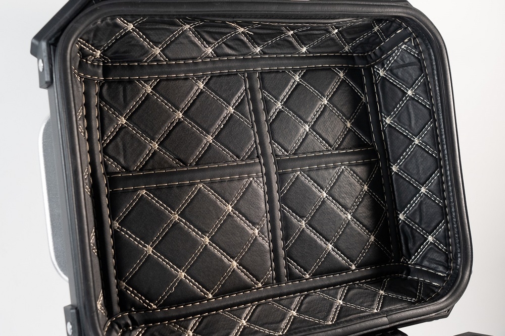 GPR TECH TOP CASE ALPI-TECH 55 LT NOIR Top case en aluminium, avec Dossier souple, couleur noire avec plaque universelle incluse Capacité Litres 55