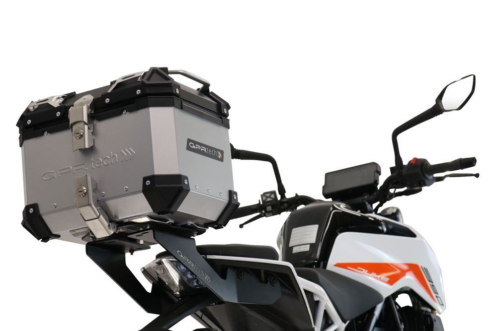 Top case en aluminium, couleur argent avec  porte-bagases y plaque spécifique Top-case GPR TECH compatible avec  Ktm Duke 390 2021/2023 e5