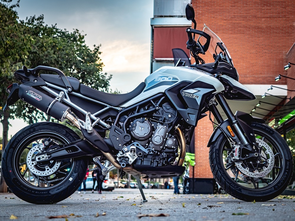 Pot echappement compatible avec Triumph Tiger 900 2020-2023, Furore Evo4 Nero, Échappement légal, homologué,silencieux avec db killer amovible et tuyau de liaison spécifique 