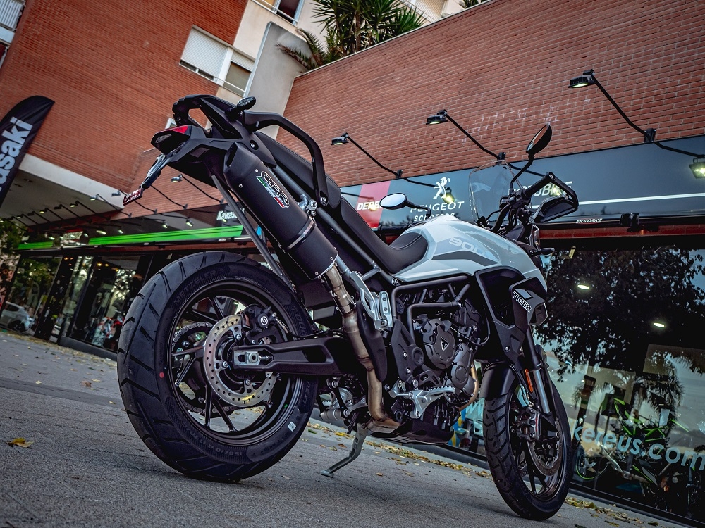 Pot echappement compatible avec Triumph Tiger 900 2020-2023, Furore Evo4 Nero, Échappement légal, homologué,silencieux avec db killer amovible et tuyau de liaison spécifique 