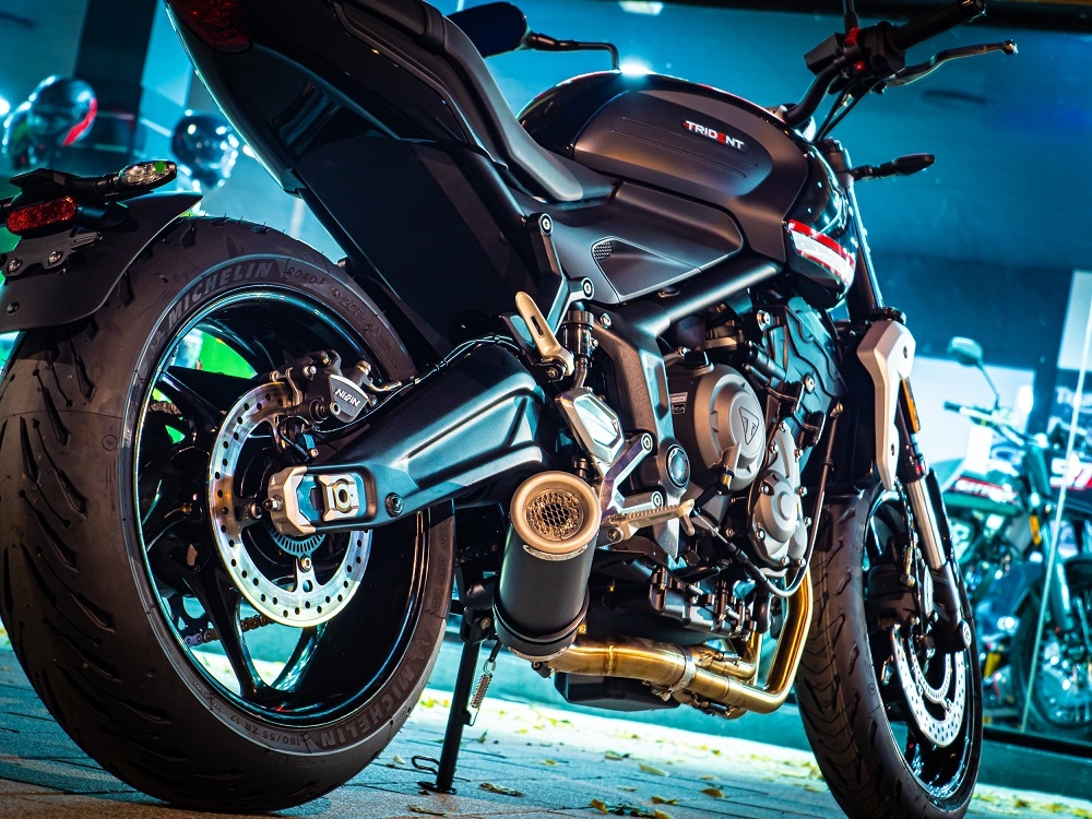 Pot echappement compatible avec Triumph Trident 660 2021-2024, M3 Black Titanium, Pot d'échappement complet racing, compris de collecteur et db killer amovible, sans homologation 