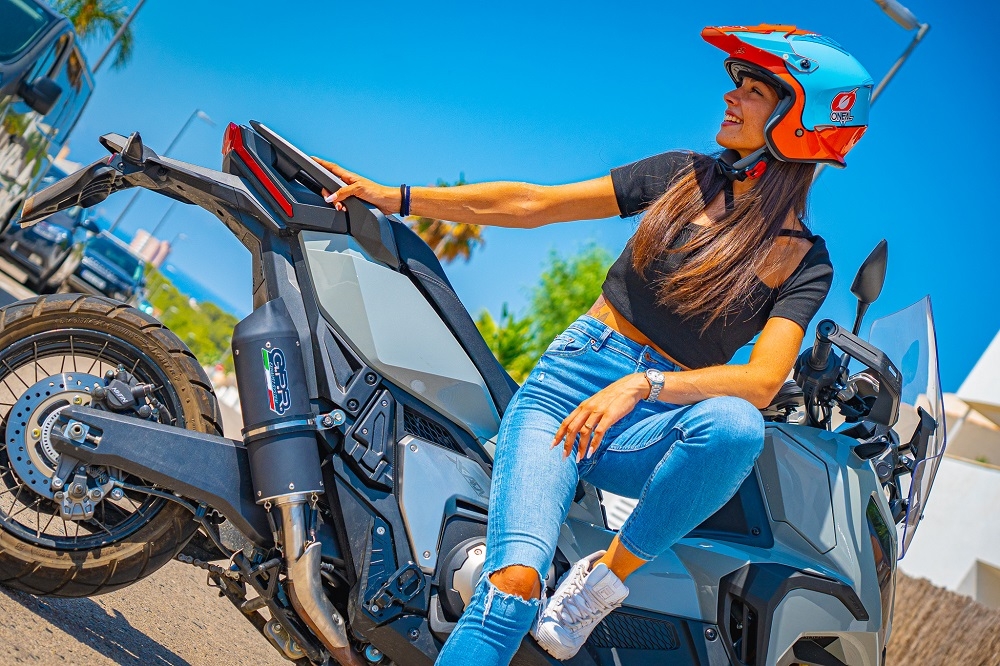 Pot echappement compatible avec Honda X-Adv 750 2016-2020, Furore Evo4 Nero, Échappement légal, homologué,silencieux avec db killer amovible et tuyau de liaison spécifique 