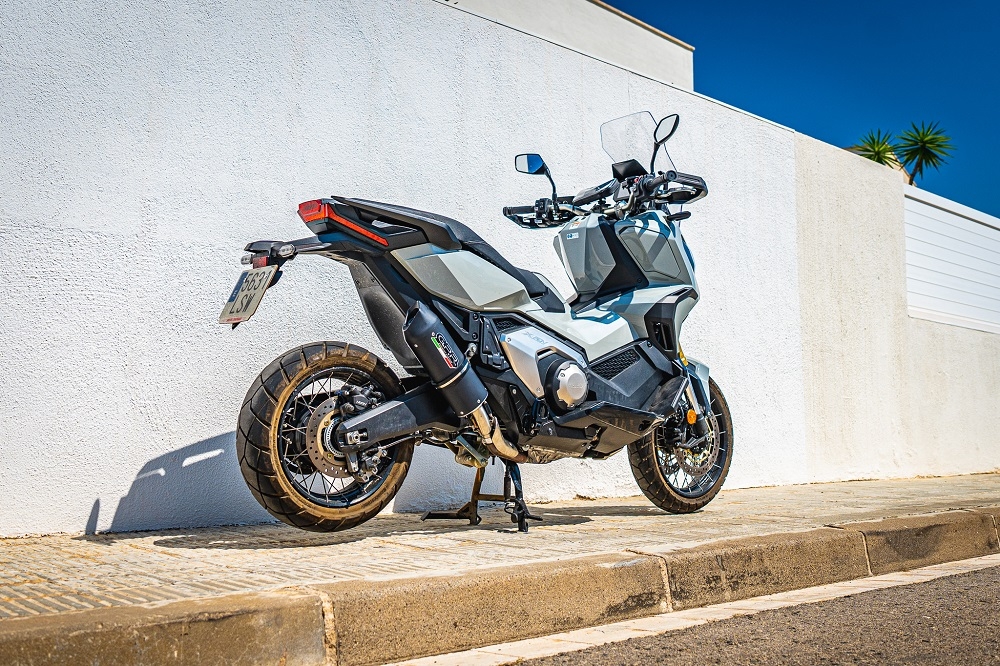Pot echappement compatible avec Honda Forza 750 2021-2024, Furore Evo4 Nero, Échappement légal, homologué,silencieux avec db killer amovible et tuyau de liaison spécifique 