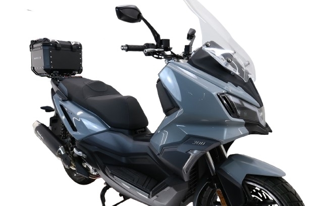Top case GPR TECH compatible with  Sym ADX 300 2024/2026 e5 Plus Top Case Alpitech en aluminium, couleur noire avec plaque spécifique incluse Capacité Litres 26