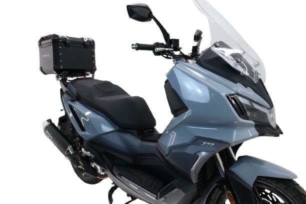 Top case GPR TECH compatible with  Sym ADX 300 2024/2026 e5 Plus Top Case Alpitech en aluminium, couleur noire avec plaque spécifique incluse Capacité Litres 26