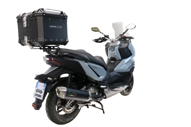 Top case GPR TECH compatible with  Sym ADX 300 2024/2026 e5 Plus Top Case Alpitech en aluminium, couleur noire avec plaque spécifique incluse Capacité Litres 45