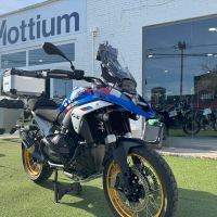 GPR TECH compatible with  Bmw R 1300 GS Adventure 2023/2025 Kit triptyque réalisé en couleur argent, avec Top case 45 Lt + Valises latéral couleur noirees 38 Lt + 38 Lt + support de porte-bagages général couleur noire Capacité du top case 45 Litres + capa
