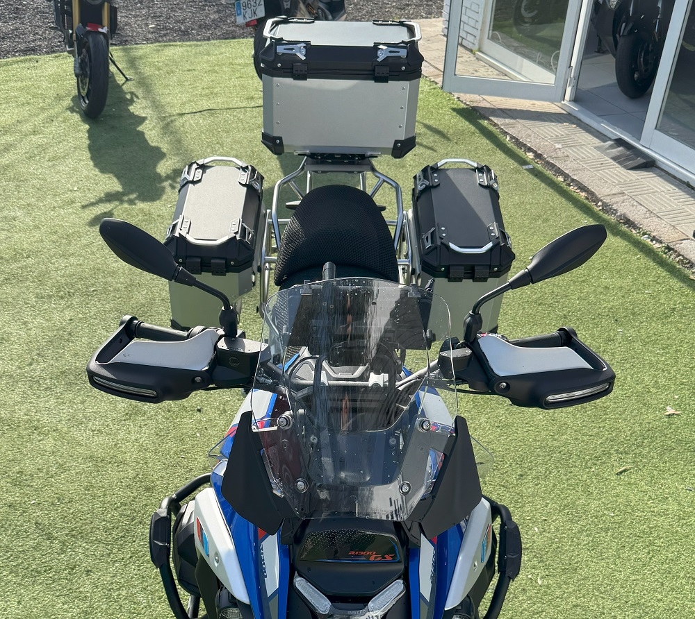 GPR TECH compatible with  Bmw R 1300 GS Adventure 2023/2025 Kit triptyque réalisé en couleur argent, avec Top case 35 Lt + Valises latéral couleur noirees 38 Lt + 38 Lt + support de porte-bagages général couleur noire Capacité du top case 35 Litres + capa