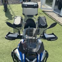 GPR TECH compatible with  Bmw R 1300 GS Adventure 2023/2025 Kit triptyque réalisé en couleur argent, avec Top case 35 Lt + Valises latéral couleur noirees 38 Lt + 38 Lt + support de porte-bagages général couleur noire Capacité du top case 35 Litres + capa