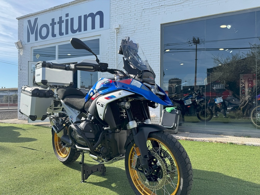 GPR TECH compatible with  Bmw R 1300 GS Adventure 2023/2025 Kit triptyque réalisé en couleur argent, avec Top case 45 Lt + Valises latéral couleur noirees 38 Lt + 38 Lt + support de porte-bagages général couleur noire Capacité du top case 45 Litres + capa