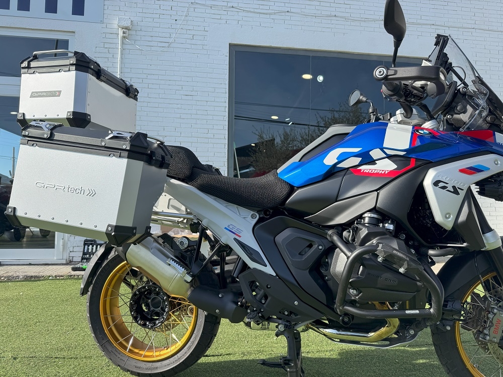 GPR TECH compatible with  Bmw R 1300 GS Adventure 2023/2025 Kit triptyque réalisé en couleur argent, avec Top case 45 Lt + Valises latéral couleur noirees 38 Lt + 38 Lt + support de porte-bagages général couleur noire Capacité du top case 45 Litres + capa