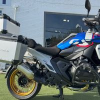 GPR TECH compatible with  Bmw R 1300 GS Adventure 2023/2025 Kit triptyque réalisé en couleur argent, avec Top case 45 Lt + Valises latéral couleur noirees 38 Lt + 38 Lt + support de porte-bagages général couleur noire Capacité du top case 45 Litres + capa